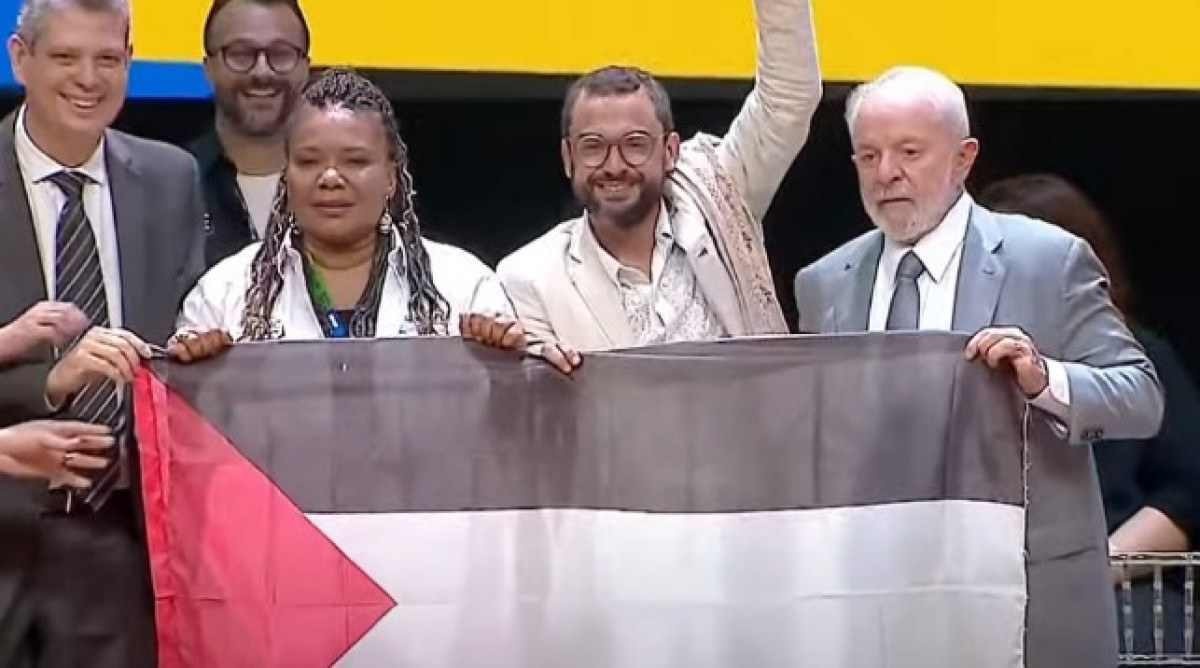 Em abertura de conferência cultural, Lula posa com bandeira da Palestina
