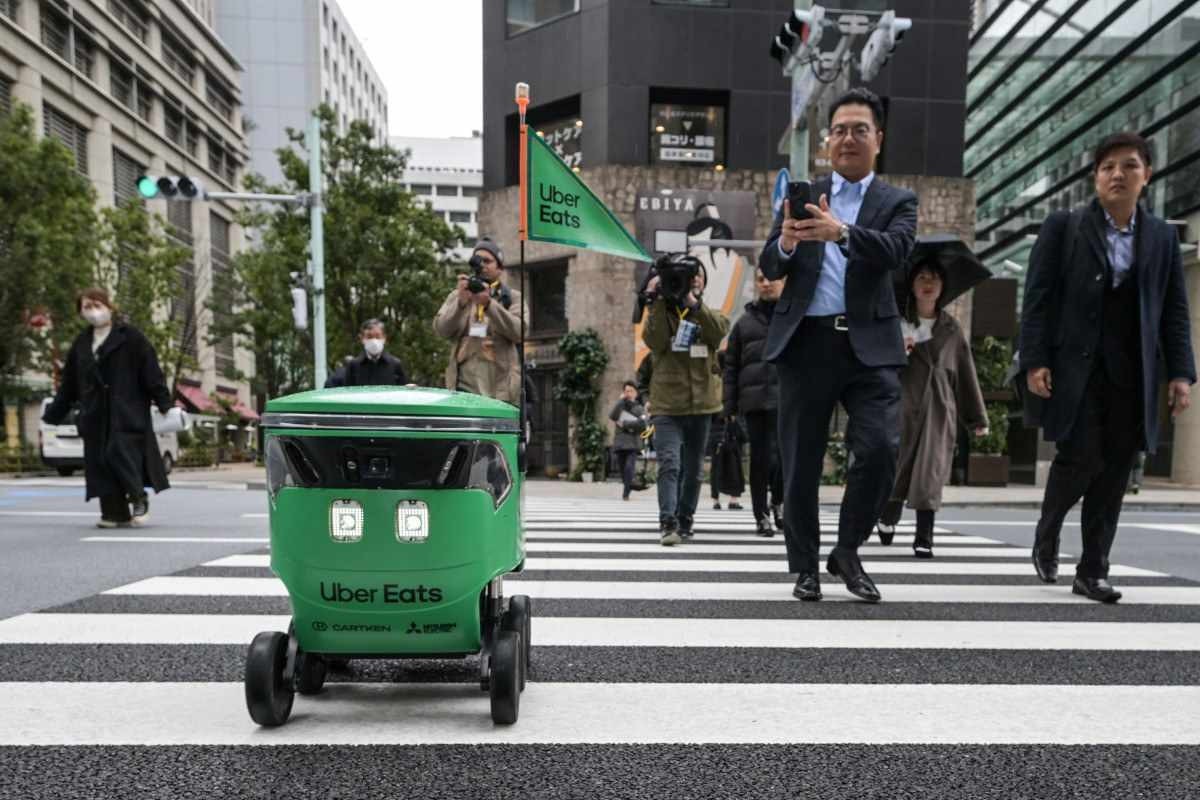 Uber Eats inicia entregas com robôs no Japão