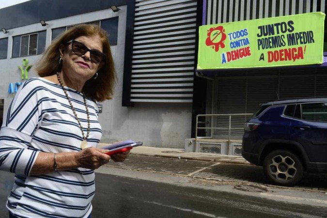 Solange Madeira, ex-prefeita da quadra 308 Sul e responsável por iniciar uma campanha comunitária contra a dengue
 -  (crédito:  Marcelo Ferreira/CB/D.A Press)