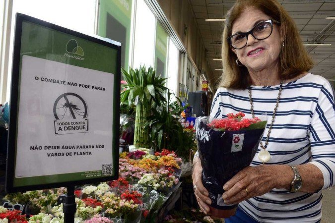  05/03/2024 Crédito: Marcelo Ferreira/CB/D.A Press. Brasil. Brasília - DF - Solange Madeira, ex-prefeita da quadra 308 Sul e responsável por iniciar uma campanha comunitária contra a dengue. Colocando cartezes e faixas no comércio da quadra e também no elevador do edifício onde mora.