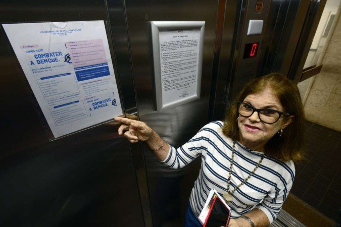  05/03/2024 Crédito: Marcelo Ferreira/CB/D.A Press. Brasil. Brasília - DF - Solange Madeira, ex-prefeita da quadra 308 Sul e responsável por iniciar uma campanha comunitária contra a dengue. Colocando cartezes e faixas no comércio da quadra e também no elevador do edifício onde mora.