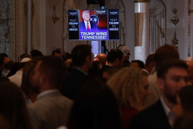 Convidados de Donald Trump acompanham os resultados das primárias na mansão do magnata em Mar-a-Lago, na Flórida      -  (crédito:  Getty Images via AFP)
