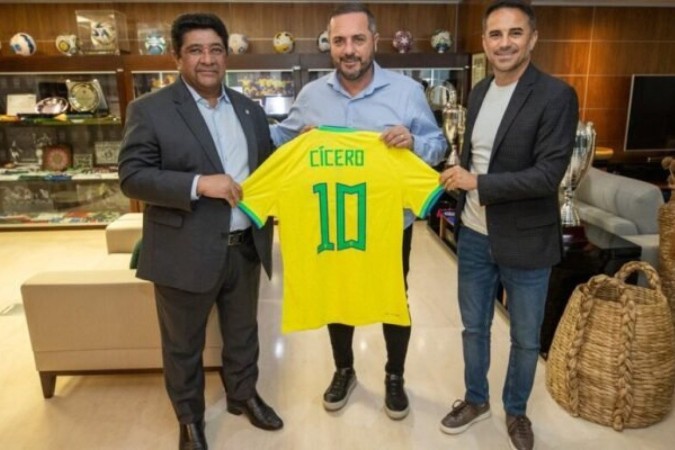 Cícero recebendo a camisa da Seleção Brasileira -  (crédito: Foto: Lesley Ribeiro/CBF)