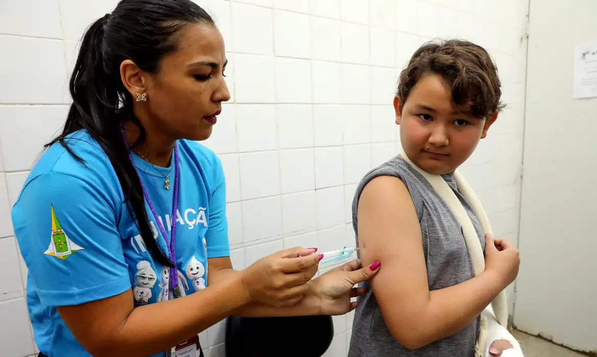 Dengue: adolescentes de 12 a 14 anos já podem se vacinar no DF -  (crédito: EBC)