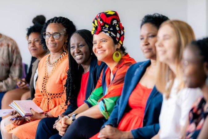Em foco, a educadora Izete Santos e as diplomatas Aminata Sy e Rafaela Fontes escutam estudantes sobre seus sonhos de profissão - (crédito: Divulgação Embaixada dos EUA) Em foco, a educadora Izete Santos e as diplomatas Aminata Sy e Rafaela Fontes escutam estudantes sobre seus sonhos de profissão - (crédito: Divulgação Embaixada dos EUA)