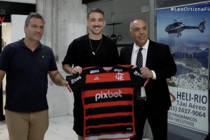 Léo Ortiz segurando a camisa do Flamengo -  (crédito: Foto: Reprodução / FlaTV)
