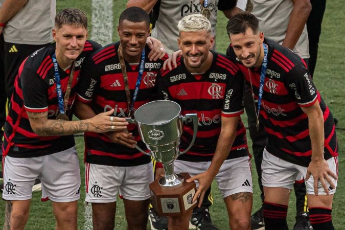 Varela, De La Cruz, Arrascaeta e Viña: os uruguaios eram quatro dos seis estrangeiros do Flamengo na escalação inicial contra o Madureira na conquista da Taça Guanabara -  (crédito: Paula Reis/CRF)