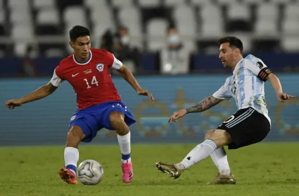 Galdames marcando Messi em jogo das Eliminatórias da Copa, em 2021 - (crédito: Foto: MAURO PIMENTEL/AFP via Getty Images) Galdames marcando Messi em jogo das Eliminatórias da Copa, em 2021 - (crédito: Foto: MAURO PIMENTEL/AFP via Getty Images)