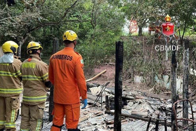 Corpo carbonizado é encontrado em barraco incendiado às margens da BR-020 - (crédito: CBMDF) Corpo carbonizado é encontrado em barraco incendiado às margens da BR-020 - (crédito: CBMDF)