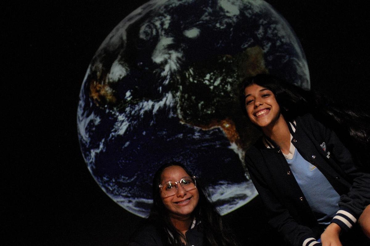 Estudantes da Escola Nova Aquarela, de Valparaíso (GO), visitam Planetário de Brasília Luiz Cruls. Na foto, Isadora Melo, 14 anos, e Giovana Moraes, 13 anos