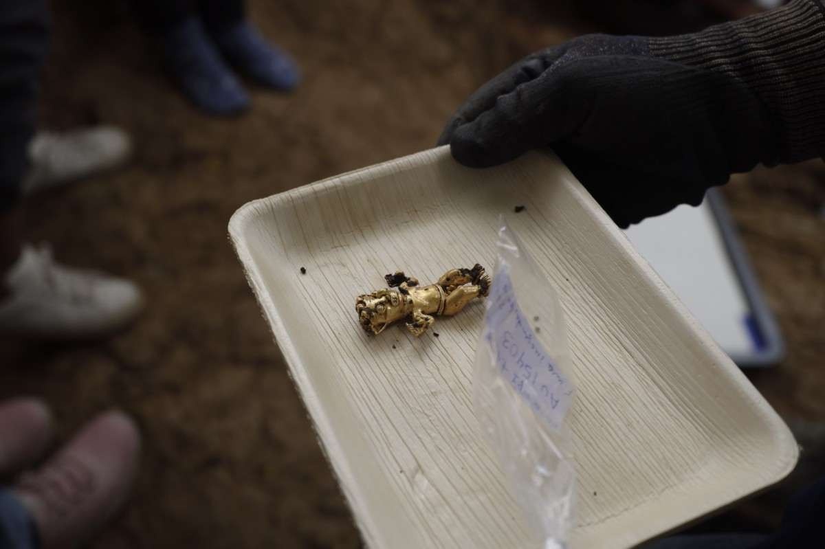 Túmulo de chefe pré-hispânico é encontrado com objetos de ouro