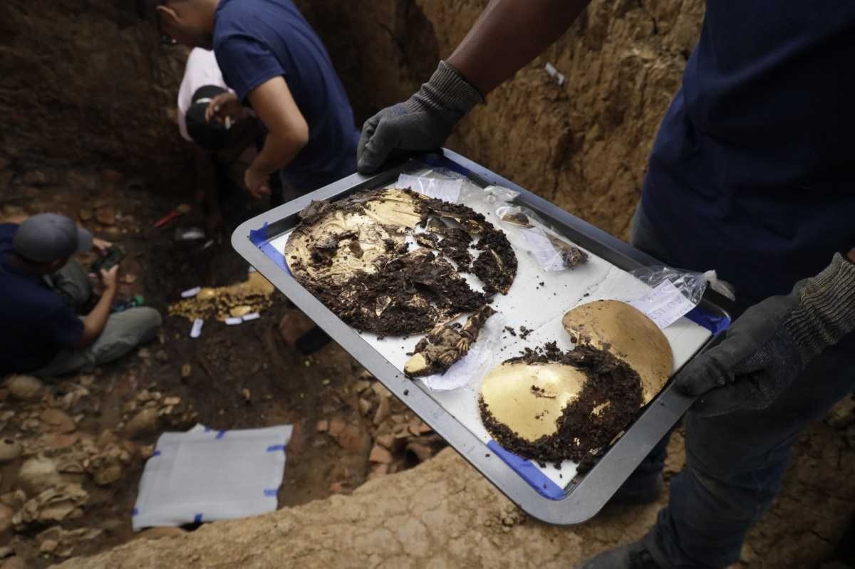 Túmulo de chefe pré-hispânico é encontrado com objetos de ouro