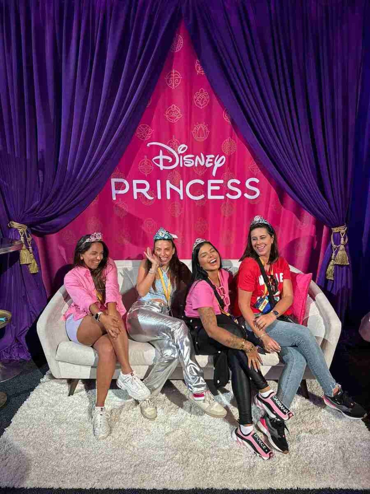 Evelyn Regly viaja para o Disney Creators celebration