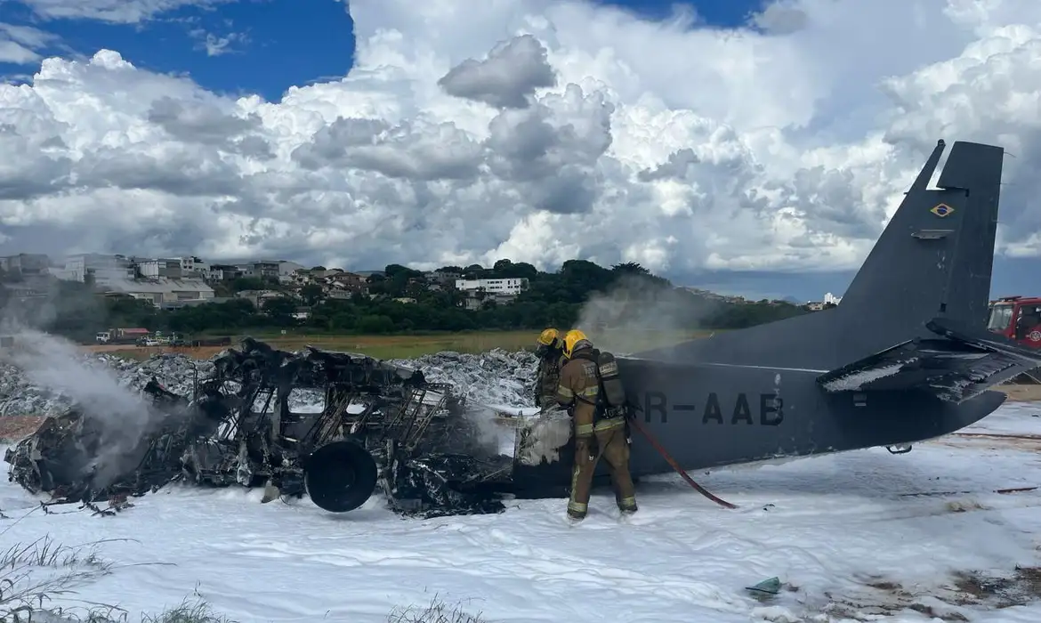 Avião cai em BH: Lula lamenta morte de agentes da PF