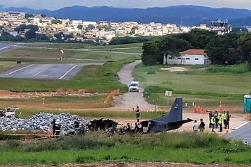 Avião cai na Pampulha: vizinho do aeroporto reclama de risco em voos de aeronaves de pequeno porte - Gladyston Rodrigues/EM/D.A. Press