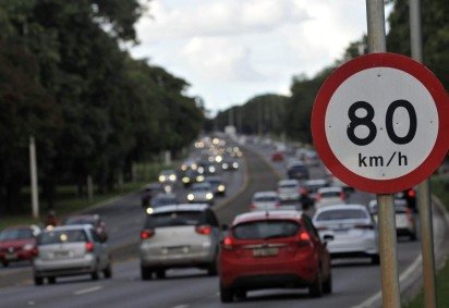 Em áreas urbanas, a maior velocidade recomendada é de 50km/h -  (crédito: Minervino Júnior/CB/D.A.Press) -Em áreas urbanas, a maior velocidade recomendada é de 50km/h -  (crédito: Minervino Júnior/CB/D.A.Press)