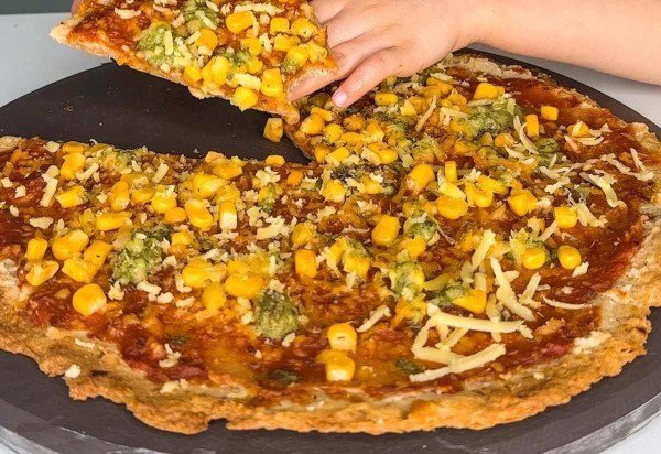 Receita de pizza vegana com milho e molho de tomate. Receita de pizza vegana com milho e molho de tomate.