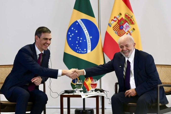  Spanish Prime Minister Pedro Sanchez (L) and Brazilian President Luiz Inacio Lula da Silva shake hands during a meeting at Planalto Palace in Brasilia on March 6, 2024. Sanchez is on a 2-day official visit to Brazil. (Photo by EVARISTO SA / AFP)
      Caption  -  (crédito:  AFP)