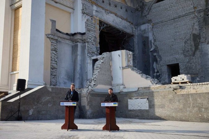 O primeiro-ministro da Grécia, Kyriakos Mitsotakis e o presidente da Ucrânia, Volodymyr Zelensky, participando de uma conferência de imprensa conjunta em frente à Catedral da Transfiguração -  (crédito: Handout / UKRAINIAN PRESIDENTIAL PRESS SERVICE / AFP)