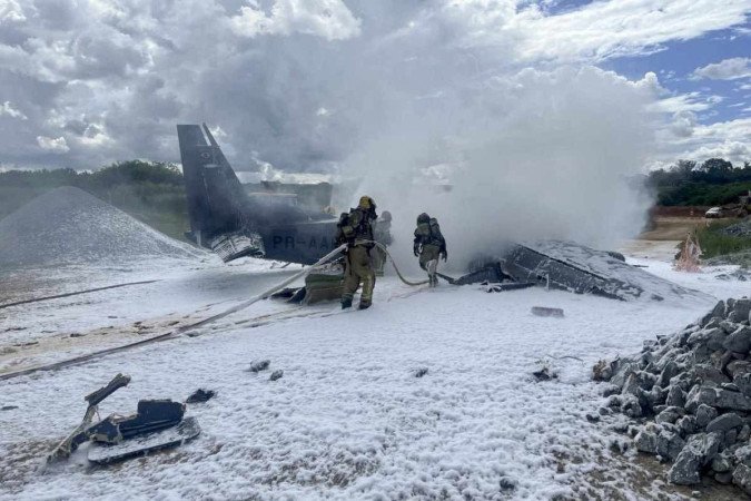 A PF diz que está investigando as causas do acidente -  (crédito: Handout / Minas Gerais Fire Department / AFP)