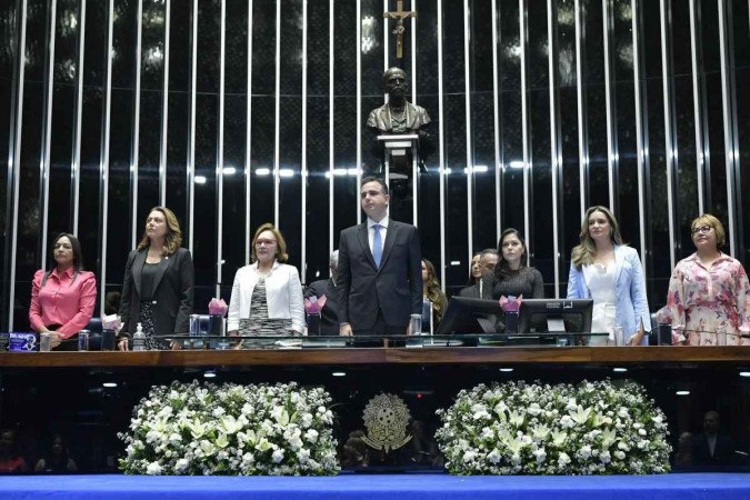 Senadoras Eliziane Gama (PSD-MA), Zenaide Maia (PSD-RN), presidente do Senado Federal, senador Rodrigo Pacheco (PSD-MG);  secretária-geral adjunta da Mesa do Senado Federal, Sabrina Silva Nascimento;  presidente da Comissão Mista de Combate à Violência contra a Mulher (CMCVM), senadora Augusta Brito (PT-CE); senadora Jussara Lima (PSD-PI) -  (crédito:  Geraldo Magela/Agência Senado)