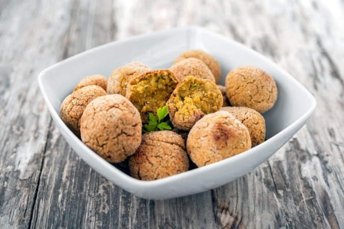 Bolinho de grão-de-bico com semente de gergelim (Imagem: Alessio Orru | Shutterstock) -  (crédito: EdiCase - Culinaria -> Diversão e Arte)