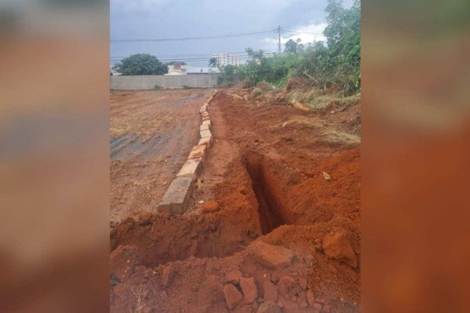 No local, os investigadores encontraram uma piscina abandonada cheio de água -  (crédito: PCDF/Divulgação)