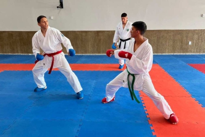 Renato Santos (faixa verde) durante treinamento para competições de karatê -  (crédito: Divulgação)