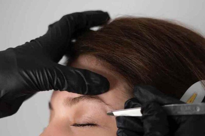 O processo de design de sobrancelhas naturais leva em consideração as características individuais de cada pessoa