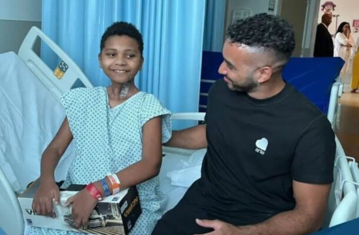 Payet, meio-campista do Vasco vai ao Into, visitar crianças internadas