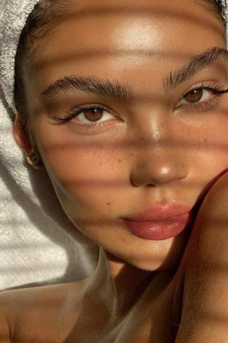 O uso de gels específicos são uma ótima aposta para cuidar da sobrancelha diariamente, deixando-a mais arqueada e ainda assim, natural.