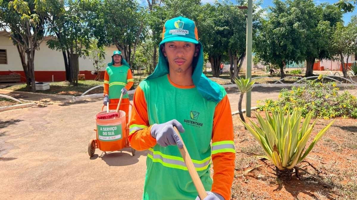 Renato Santos trabalhando como varredor na Sustentare Saneamento