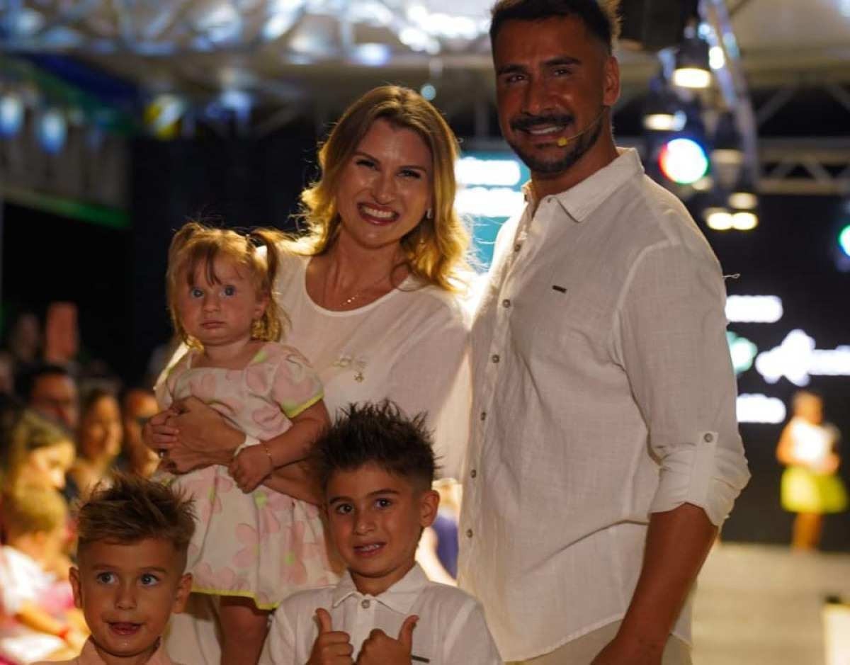 Filhos e esposa de Julio Rocha estreiam na passarela ao lado do ator