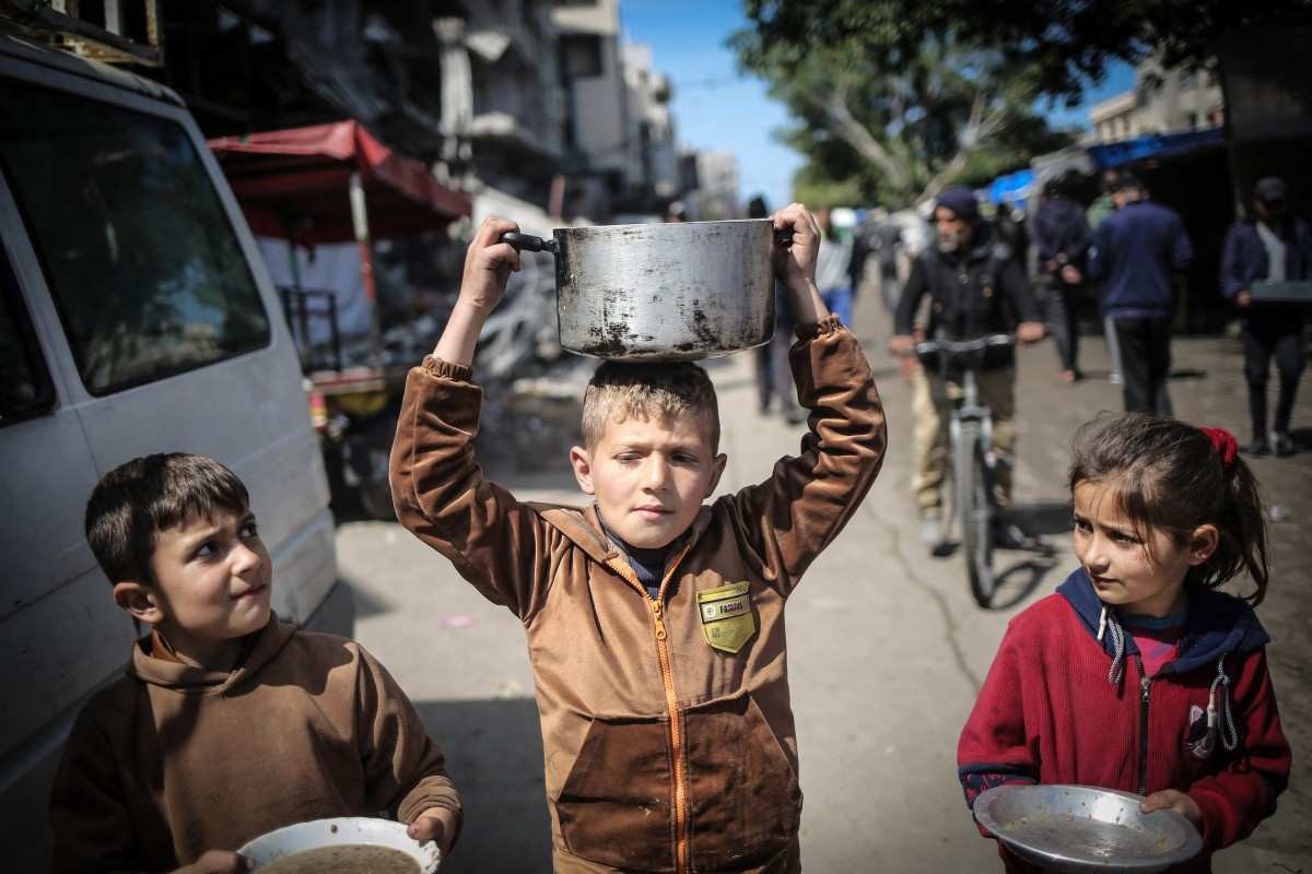 Palestinos que retornam a Khan Yunis constatam a destruição