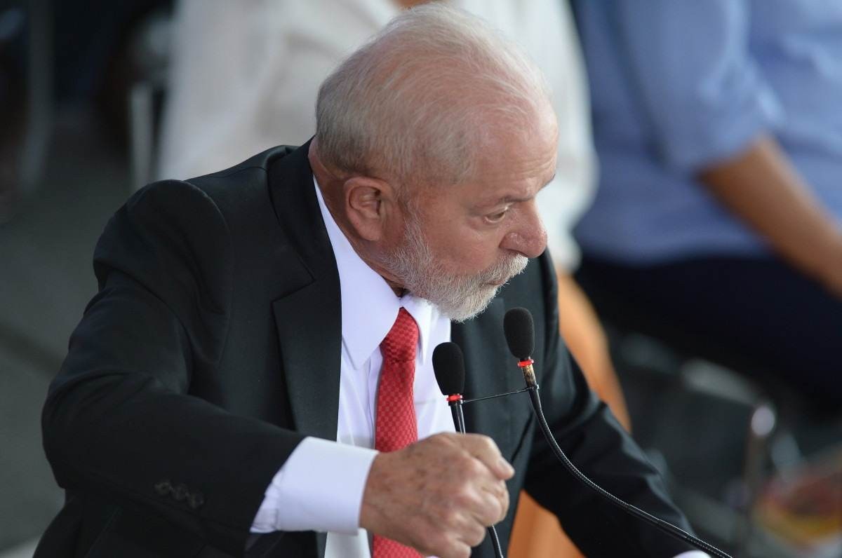 Lula diz que Petrobras não pode só pensar nos acionistas e reclama de 