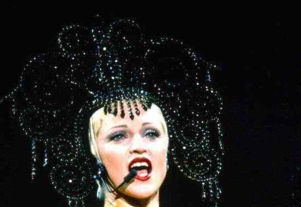 Madonna em 'The girlie show' na década de 1990 -  (crédito: Reprodução/Internet/todayinmadonnahistory)