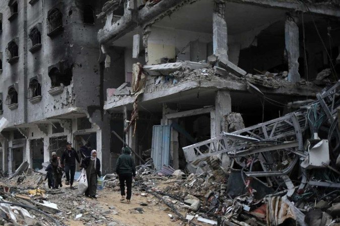 palestinos que retornam a Khan Yunis constatam a destruição      Caption  -  (crédito: Reprodução/AFP)