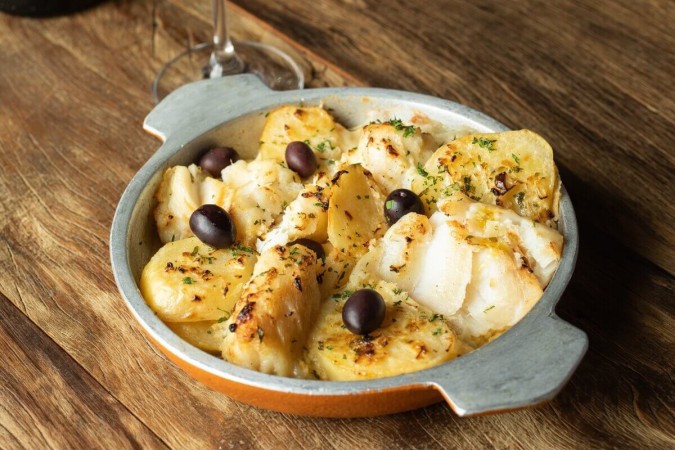 Bacalhau com batata e azeitona (Imagem: Gayvoronskaya_Yana | Shutterstock) -  (crédito: EdiCase - Culinaria -> Diversão e Arte)