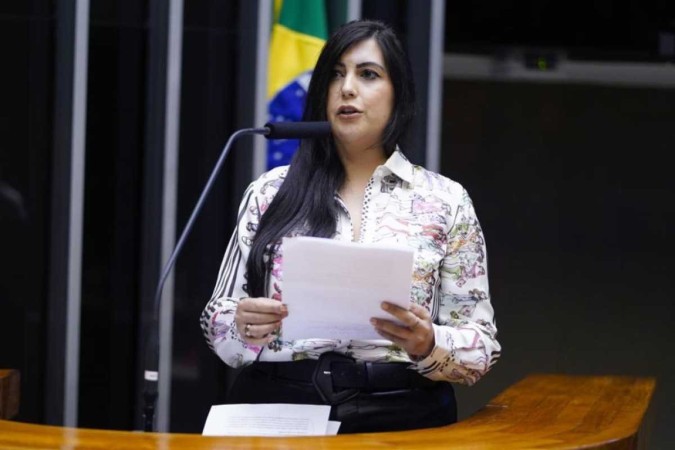 Abaixo-assinado foi idealizado pela ativista Bárbara Penna, que sobreviveu à tentativa de feminicídio -  (crédito: Pablo Valadares/Câmara dos Deputados)