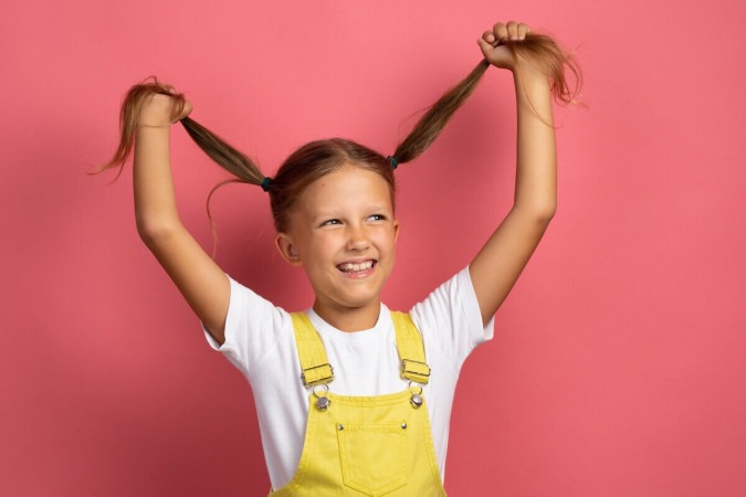 Transmissão do piolho ocorre pelo contato direto com alguém contaminado (Imagem: Media Home | Shutterstock)
 -  (crédito: EdiCase - Beleza -> Revista)