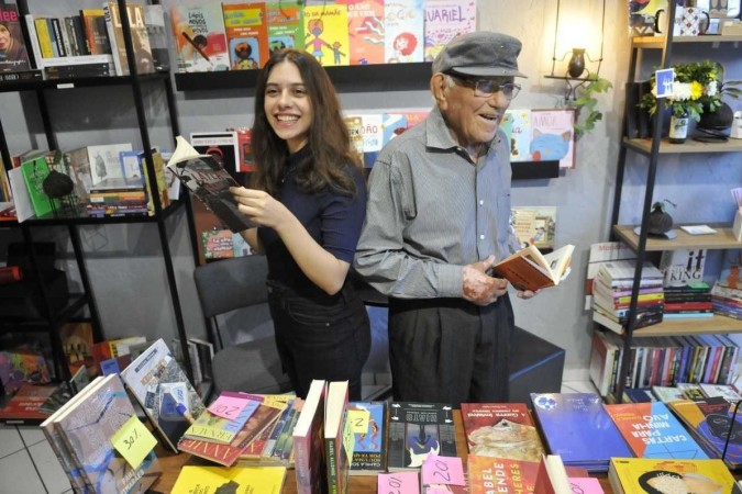 Poeta Arnaldo Júlio Barbosa,105 anos, e a escritora Luísa Fragelli, de 19 anos, na livraria Sortir -  (crédito: Fotos:  Minervino Júnior/CB/D.A.Press)