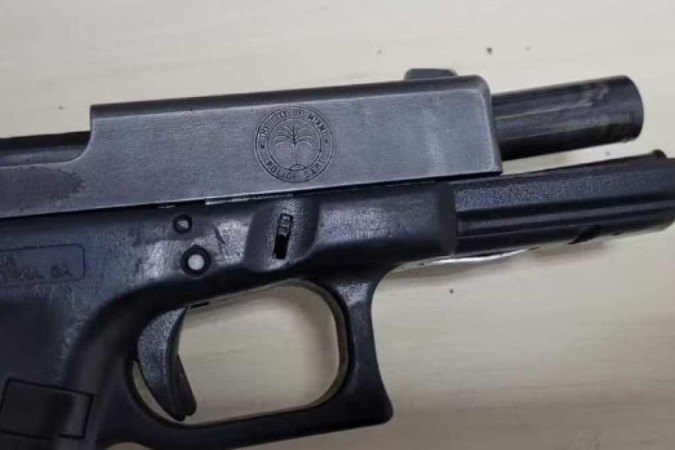 Pistola Glock encontrada com os milicianos: a marcação indicaria que pertence à polícia de Miami -  (crédito: PRF/Divulgação)