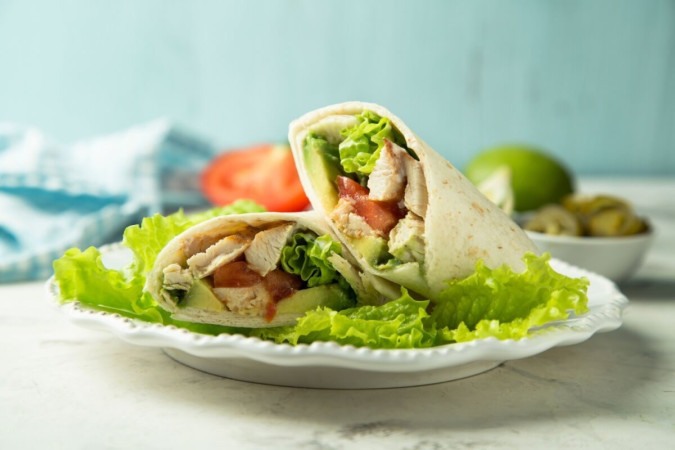 Wrap de frango e abacate (Imagem: MariaKovaleva | Shutterstock) -  (crédito: EdiCase - Culinaria -> Diversão e Arte)