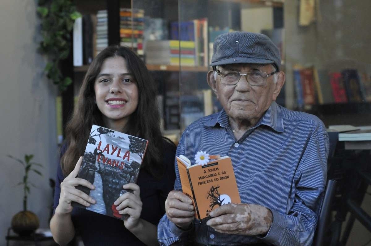 Poeta Arnaldo Júlio Barbosa, 105 anos, e a escritora Luísa Fragelli, de 19 anos, na livraria Sortir