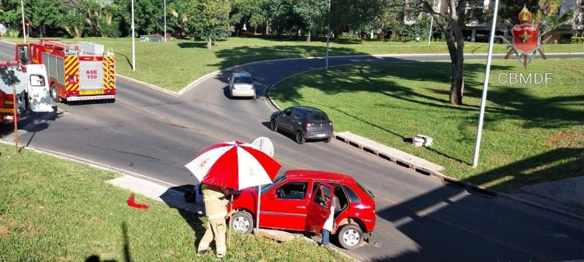 Motorista perde o controle e carro cai de tesourinha da Asa Norte