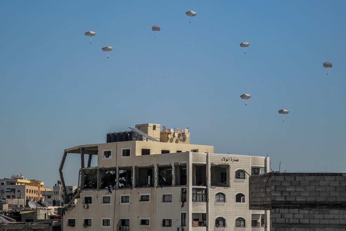 Cinco pessoas morrem esmagadas por pacotes de ajuda lançados de aviões em Gaza