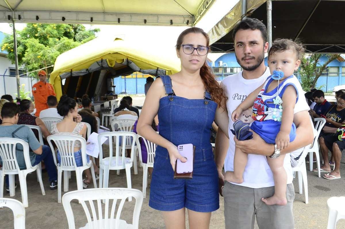 Dengue. Tenda na Administração Regional da Ceilândia. Bruna da Silva com o marido e filho.