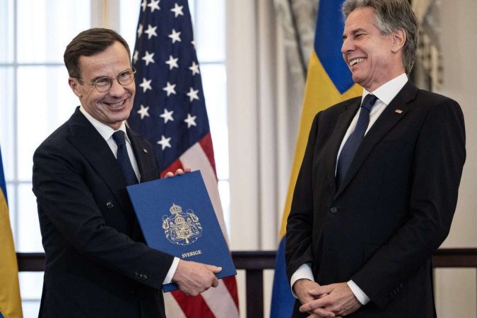 Em Washington, Blinken (E) recebe documentos do premiê sueco -  (crédito: AFP)