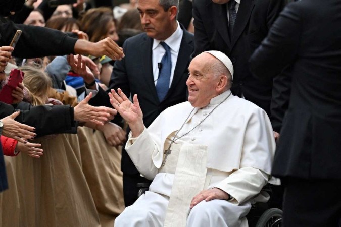 O Papa Francisco saúda os fiéis ao chegar à Paróquia Católica São Pio V  -  (crédito: Andreas SOLARO / AFP)