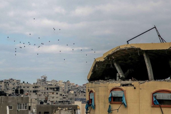 Paraquedas com alimentos e remédios lançados no norte do enclave palestino: segundo a ONU, 2,2 milhões de pessoas estão à beira da fome      -  (crédito:  AFP)